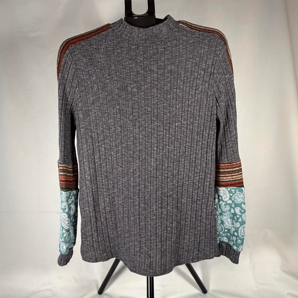 Gray ribbed knit sweater with paisley pattern on sleeves brown striped shoulders